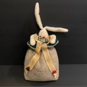Bunnies By The Bay 1994 Limited Edition Krystal Suzanne Wool Holiday Bunny #527